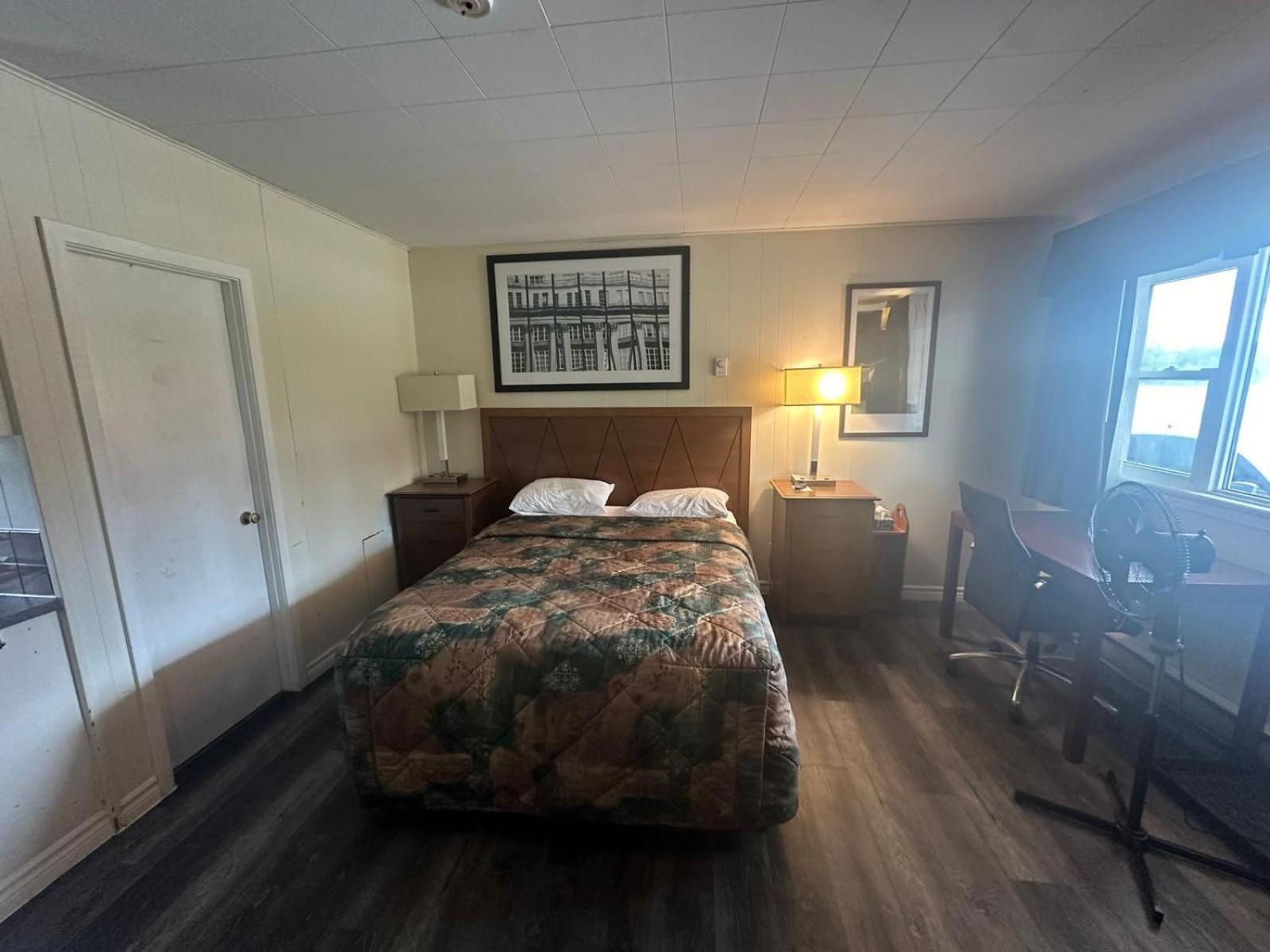 Pine Ridge Motel Тіммінс Екстер'єр фото
