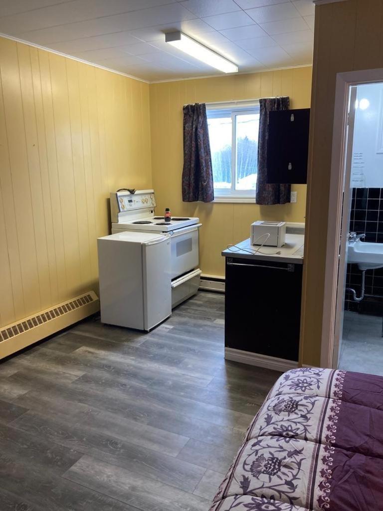 Pine Ridge Motel Тіммінс Екстер'єр фото